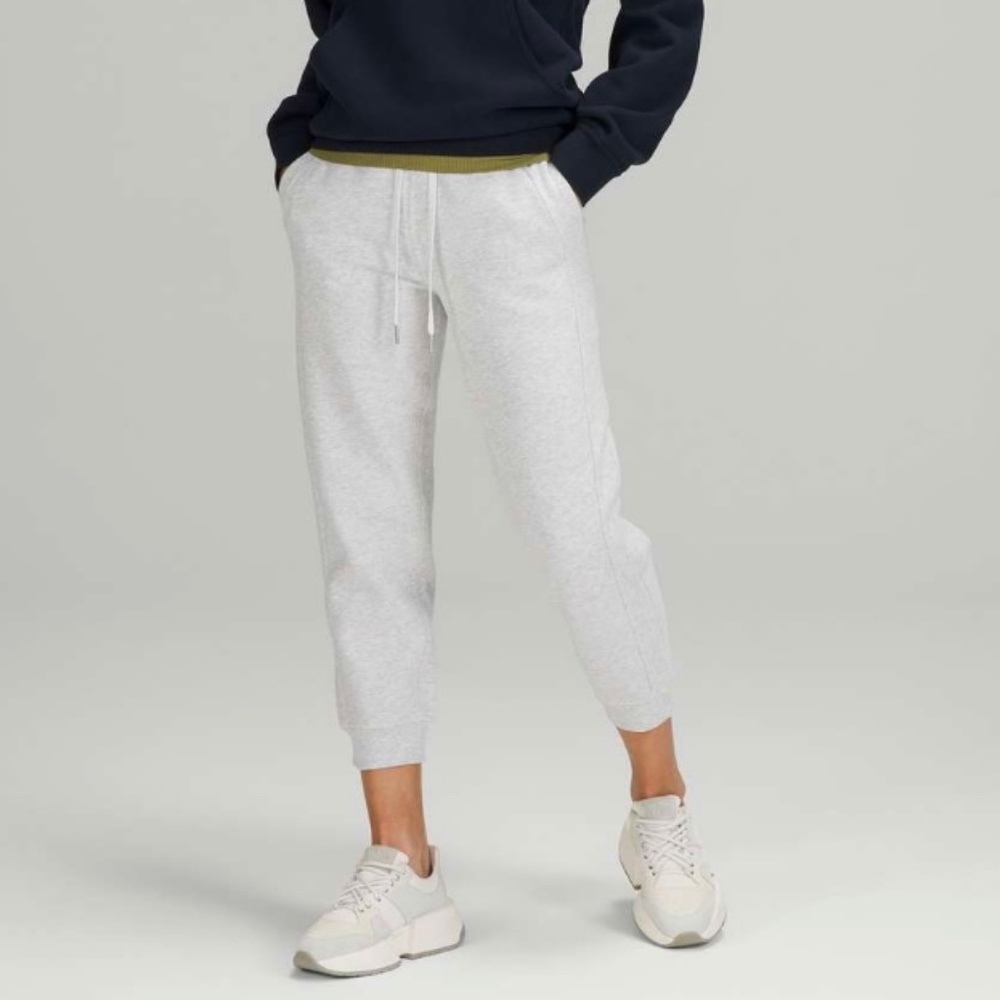 Like new! Lululemon Scuba High-Rise Cropped Jogger